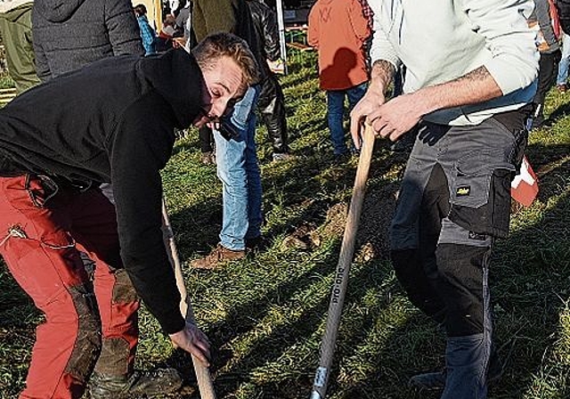 Graben, was das Zeug hält: Sandro Stettler und Raphael Lienhard. Foto: Andreas Walker