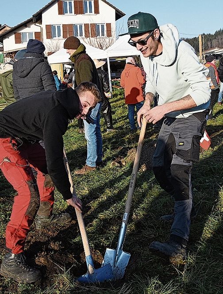 Graben, was das Zeug hält: Sandro Stettler und Raphael Lienhard. Foto: Andreas Walker