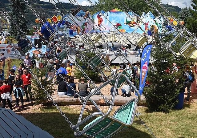 Der alte Klassiker: Blick vom Kettenkarussell aus auf das Wunderland.