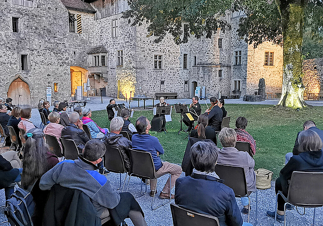 Lauschige Atmosphäre: «Wilhelmina»-Konzert «Feuer und Flamme» im Hof von Schloss Hallwyl. Foto: Fritz Thut