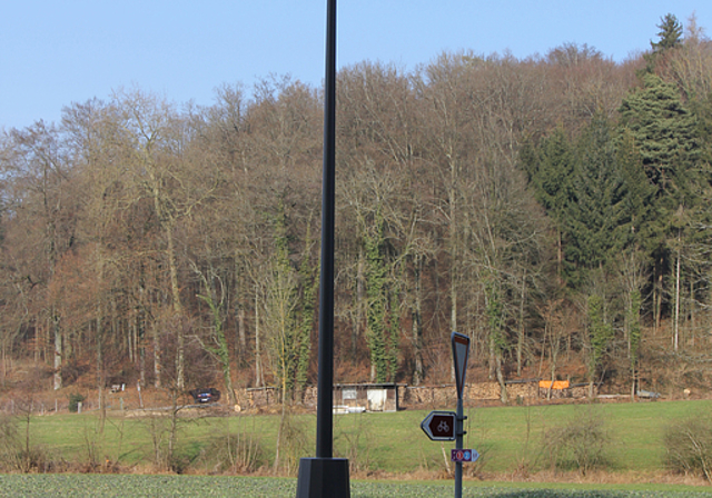 Ein Versuch für mehr Sicherheit: Eine solargespeiste Lampe leuchtet Radwegquerung aus. Foto: Alfred Gassmann