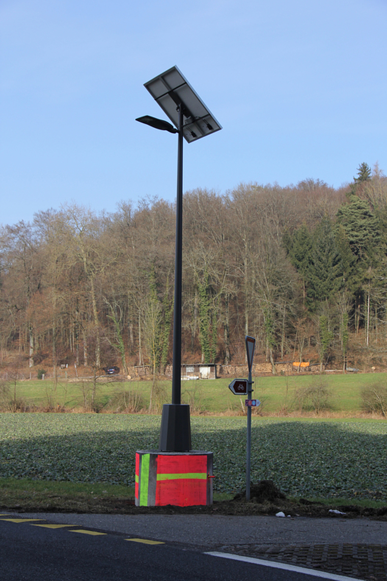 Ein Versuch für mehr Sicherheit: Eine solargespeiste Lampe leuchtet Radwegquerung aus. Foto: Alfred Gassmann