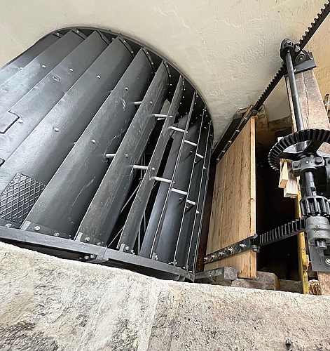 Alles bereit zum Test:  Wasserrad und Dosierschild sind in Position.Foto: zvg