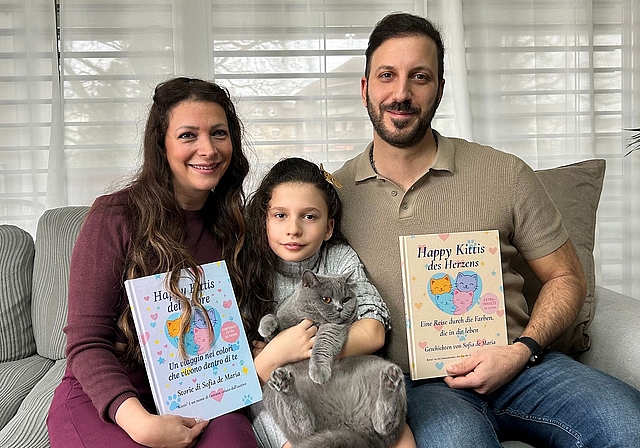 Sofia de Maria mit ihren Eltern und den beiden Ausgaben von «Happy Kittis».Foto: zvg 
