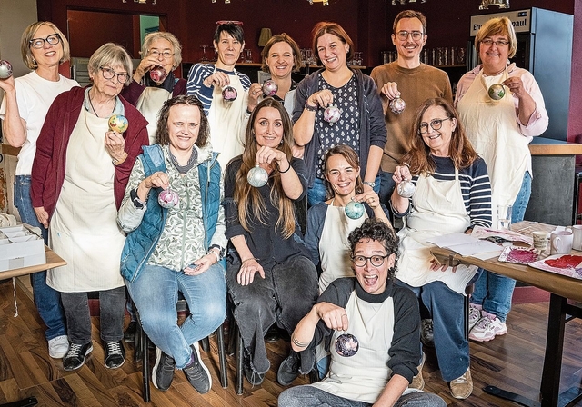 Zufrieden mit den Christbaumkugeln: Die Teilnehmerinnen und Teilnehmer.Foto: Nataliya Olar
