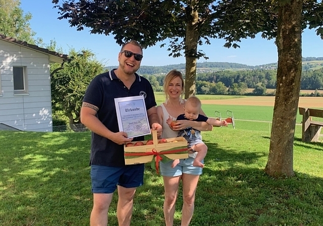 Die Jubiläums-Hallwiler: René und Corinne Urech mit Sohn Max. Foto: zvg
