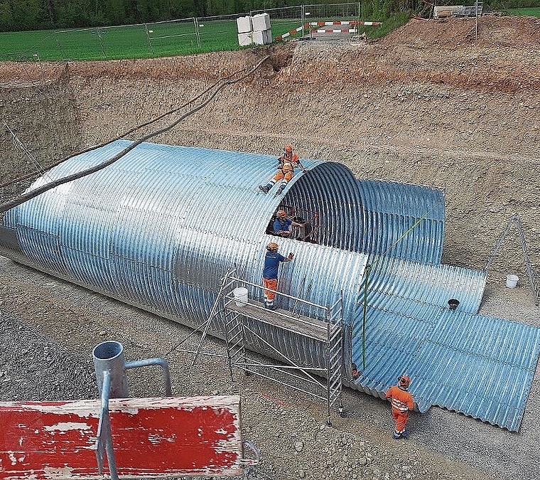 Beeindruckende Ausmasse: Der Stahltunnel beim Aufbau. Foto: Anton Grob