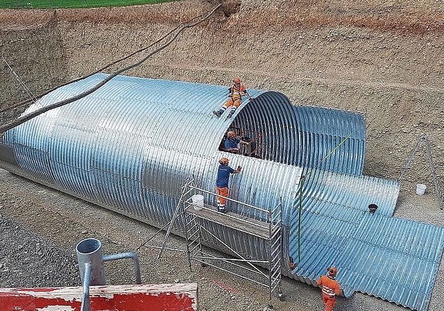 Beeindruckende Ausmasse: Der Stahltunnel beim Aufbau. Foto: Anton Grob