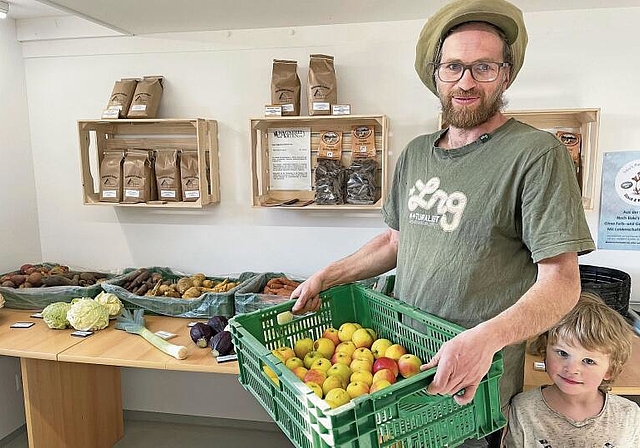 Im Wagnereigarten: Der Besitzer Daniel Berger zeigt voller Stolz sein neues Reich; Sohn Ben folgt ihm auf Schritt und Tritt. Foto: Hanny Dorer