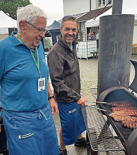 Meister am Grill: Jürg und Thomas Flühmann vom Rotary-Club.Foto: Andreas Walker