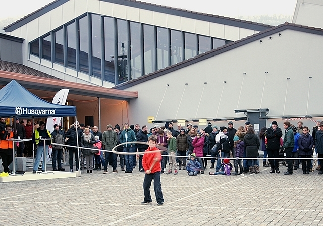 Die Zuschauer trotzten dem kalten Wetter und bestaunten die Chlöpferinnen und Chlöpfer, wie hier Ivo Ribic aus Rupperswil-Auenstein. Fotos: PWi
