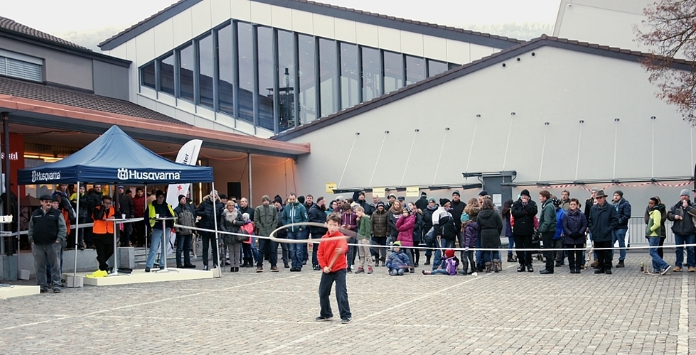 Die Zuschauer trotzten dem kalten Wetter und bestaunten die Chlöpferinnen und Chlöpfer, wie hier Ivo Ribic aus Rupperswil-Auenstein. Fotos: PWi

