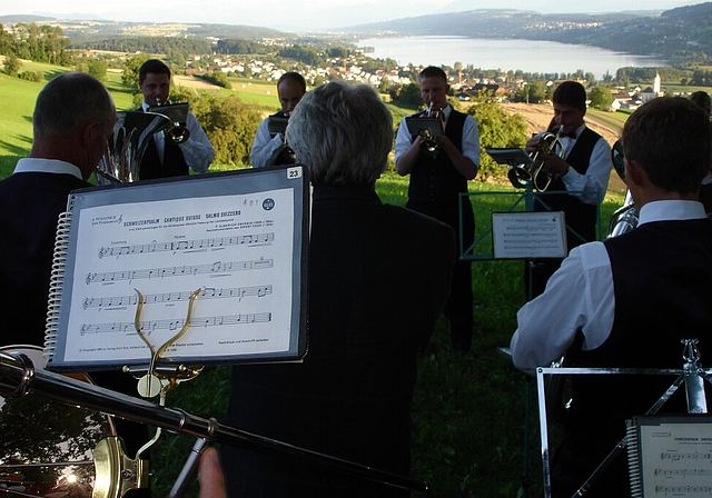 <em>«Trittst im Morgenrot daher…»:</em> Stimmiger Schweizerpsalm bei der Seenger Bundesfeier auf dem Eichberg. Foto: Fritz Thut