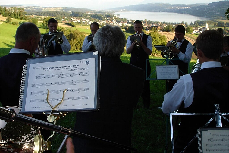 <em>«Trittst im Morgenrot daher…»:</em> Stimmiger Schweizerpsalm bei der Seenger Bundesfeier auf dem Eichberg. Foto: Fritz Thut