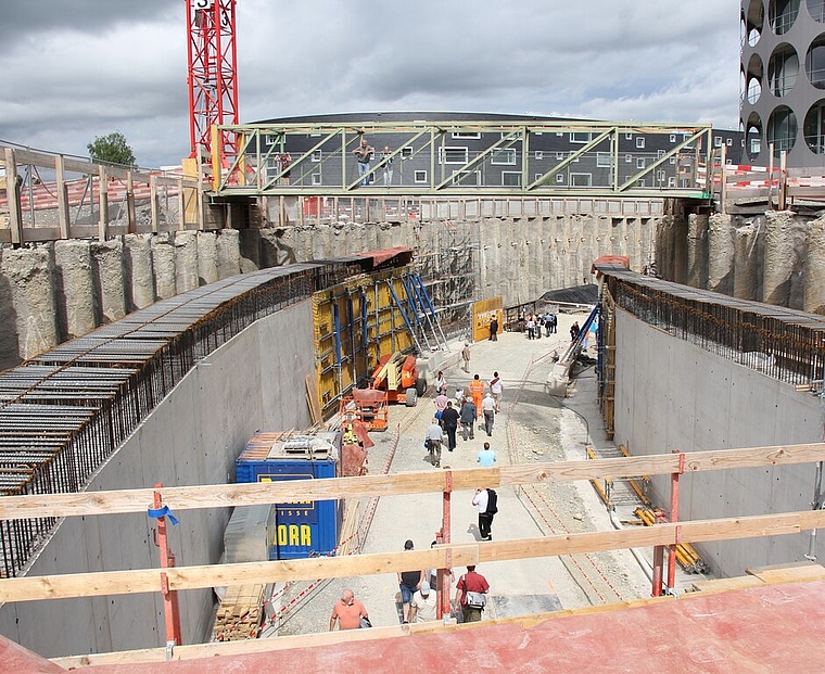<em>Einmalige Gelegenheit:</em> Am Tag der offenen Baustelle rund um den Knoten Neuhof konnten die Besucher auf dem Tunnelboden in der Baugrube marschieren. Foto: Alfred Gassmann