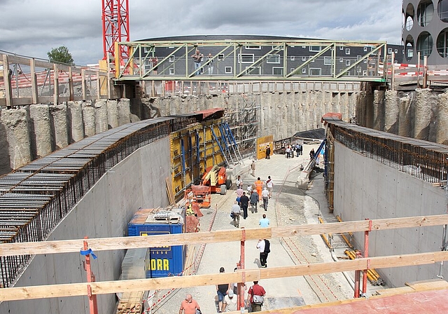 <em>Einmalige Gelegenheit:</em> Am Tag der offenen Baustelle rund um den Knoten Neuhof konnten die Besucher auf dem Tunnelboden in der Baugrube marschieren. Foto: Alfred Gassmann