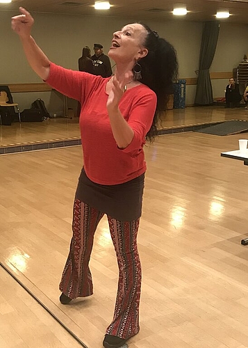 <em>Quirlige Choreografin:</em> Gizella Erdös macht dem Chor die Bewegungen vor.
