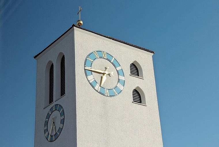 Verharren in Ruhestellung: Die Zeiger der westseitigen Uhr der katholischen Kirche bewegen sich noch Wochen nicht. Foto: Alfred Gassmann