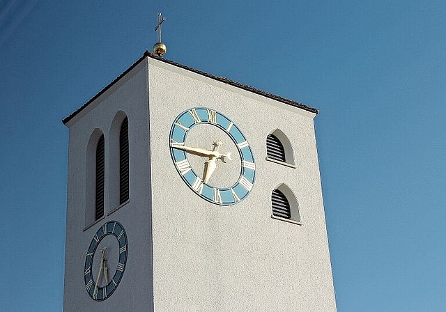 Verharren in Ruhestellung: Die Zeiger der westseitigen Uhr der katholischen Kirche bewegen sich noch Wochen nicht. Foto: Alfred Gassmann