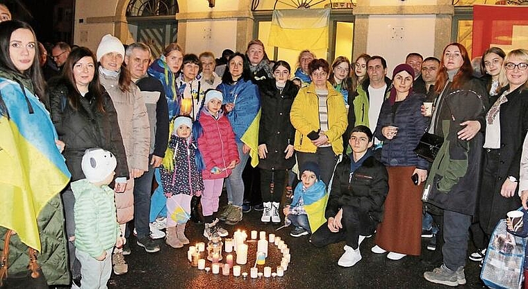 Demonstration für den Frieden: Am Freitag fand in Lenzburg eine Mahnwache statt. Foto: Romi Schmid