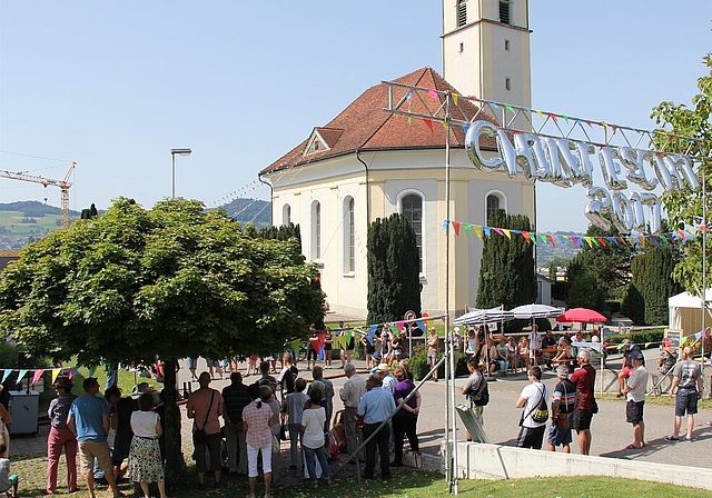 Schlicht, aber sympathisch: Festakt und Eröffnung des «Chilefeschts» auf der Strasse. Foto: Alfred Gassmann