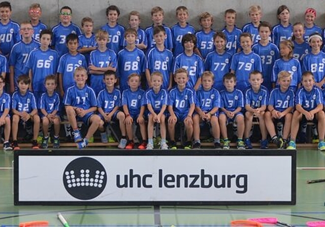 Bereit für die neue Saison: Der Nachwuchs des UHC Lenzburg freut sich darauf, dass es endlich losgeht. Foto: zvg