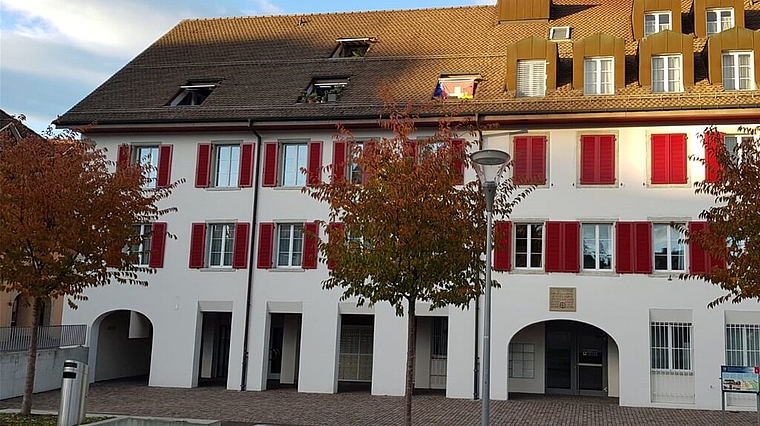 <em>Mühlegebäude:</em> Die Gemeinde möchte die ehemaligen Posträumlichkeiten kaufen. Angedacht ist eine Gemeindeverwaltung im Parterre. Foto: Roland Solloso