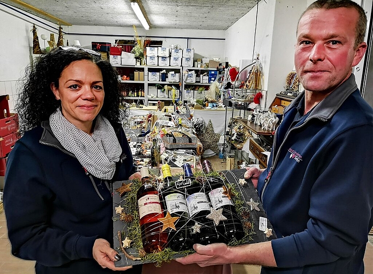 <em>Präsentieren die ausgezeichneten Weine im Geschenkpack:</em> Christina und Thomas Lindenmann vom Weingut Lindenmann. Foto: Fritz Thut