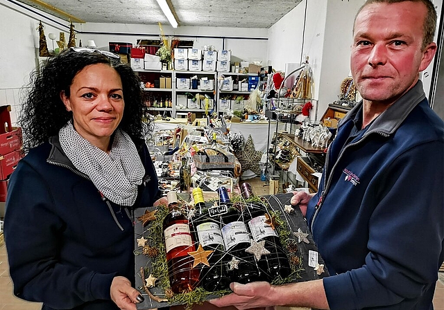 <em>Präsentieren die ausgezeichneten Weine im Geschenkpack:</em> Christina und Thomas Lindenmann vom Weingut Lindenmann. Foto: Fritz Thut