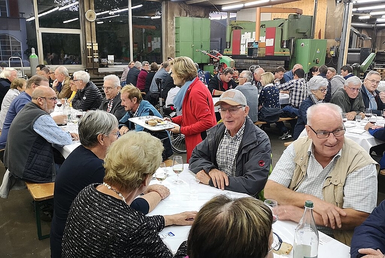 <em>Bratwurst und Informationen von der Seenger Exekutive:</em> «De Gmeindrot bi de Lüt» in der Werkhalle der Erismann AG. Foto: Fritz Thut