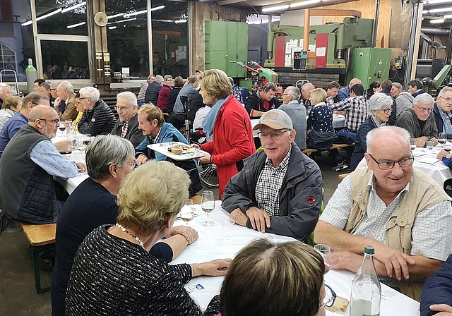 <em>Bratwurst und Informationen von der Seenger Exekutive:</em> «De Gmeindrot bi de Lüt» in der Werkhalle der Erismann AG. Foto: Fritz Thut