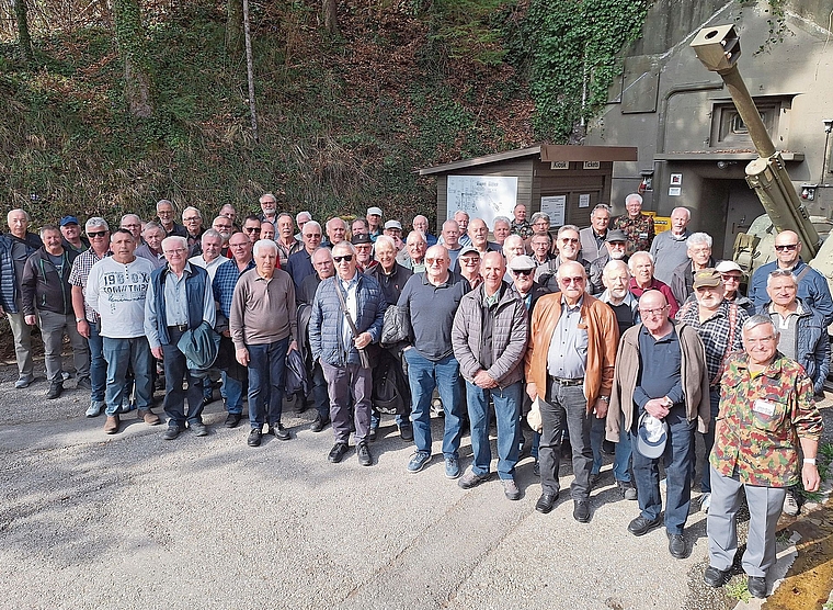 Der «Seener Männerstamm» besichtigte das Festungswerk in Vitznau.Foto:zvg