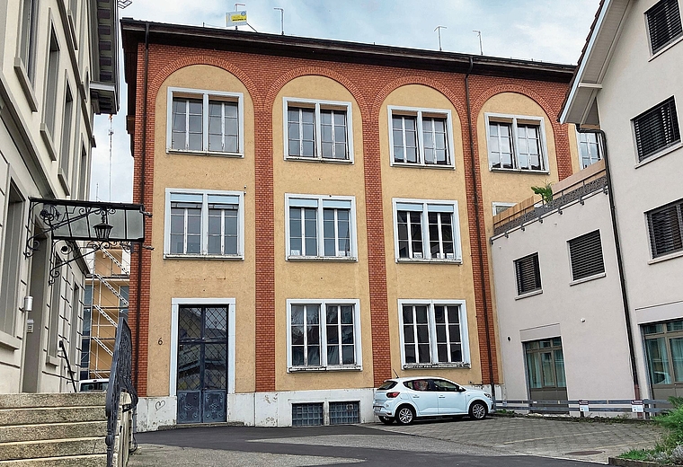 Aus Industrie wird Wohnraum und eine Zahnarztpraxis: Die ehemalige Strohfabrik steht zurzeit noch leer. Foto: Michael Lux