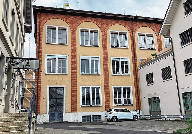 Aus Industrie wird Wohnraum und eine Zahnarztpraxis: Die ehemalige Strohfabrik steht zurzeit noch leer. Foto: Michael Lux