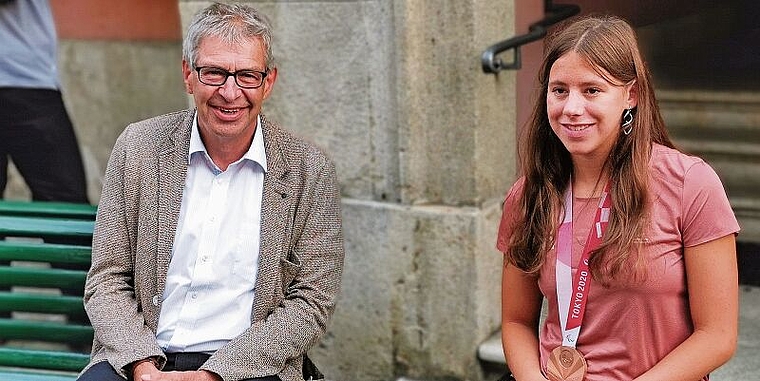 Ehrung in der Rathausgasse: Stadtammann Daniel Mosimann und die erfolgreiche Paralympics-Schwimmerin Nora Meister. Foto: Fritz Thut