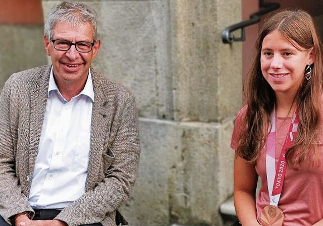 Ehrung in der Rathausgasse: Stadtammann Daniel Mosimann und die erfolgreiche Paralympics-Schwimmerin Nora Meister. Foto: Fritz Thut