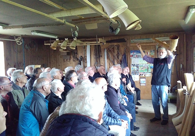 <em>Zu Besuch beim Alphornmacher: </em>Der Seener-Männerstamm im Emmental. Foto: zvg