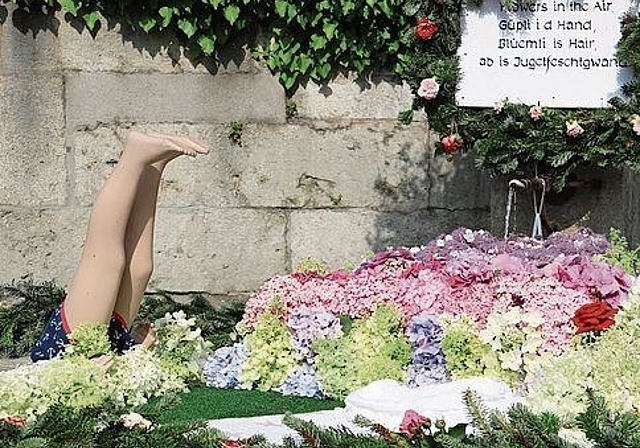 Kopfvoran ins Vergnügen: Schmittenbrunnen mit Spruch.Foto: Romi Schmid