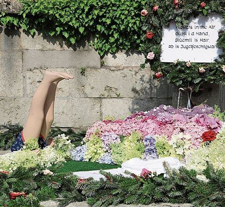 Kopfvoran ins Vergnügen: Schmittenbrunnen mit Spruch.Foto: Romi Schmid