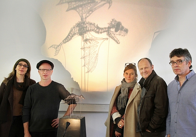 Sie stellen aus: v.l. Lucia Vogel, Rotsch Weber, Carol Hill, Pit Lauth und Andreas Steinemann (Automat von Rotsch Weber). Foto: ST