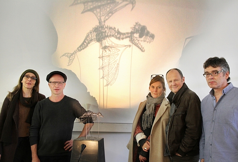 Sie stellen aus: v.l. Lucia Vogel, Rotsch Weber, Carol Hill, Pit Lauth und Andreas Steinemann (Automat von Rotsch Weber). Foto: ST