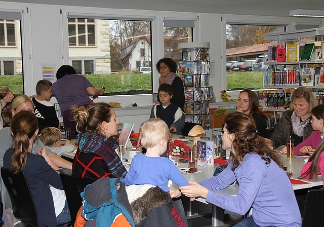 Spiel- und Geschichtennachmittag in Fahrwangen: «Kaffee und Kuchen»-Tisch im Läsi-Huus. Foto: zvg
