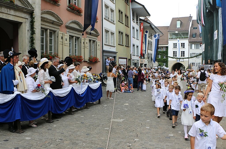 Das Wetter meinte es gut mit den Lenzburgern: Erst zum Umzugsende begann es zu regnen. Foto: Melanie Solloso Das Wetter meinte es gut mit den Lenzburgern: Erst zum Umzugsende begann es zu regnen. Foto: Melanie Solloso