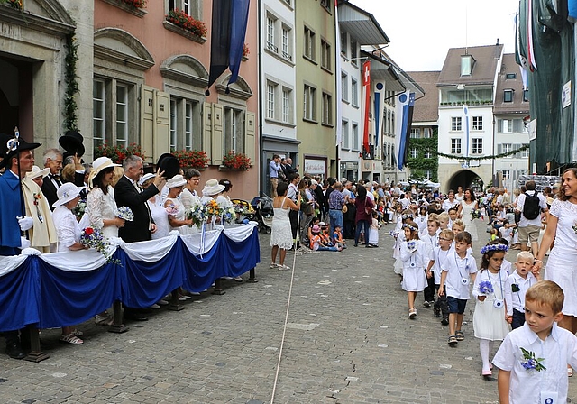 Das Wetter meinte es gut mit den Lenzburgern: Erst zum Umzugsende begann es zu regnen. Foto: Melanie Solloso