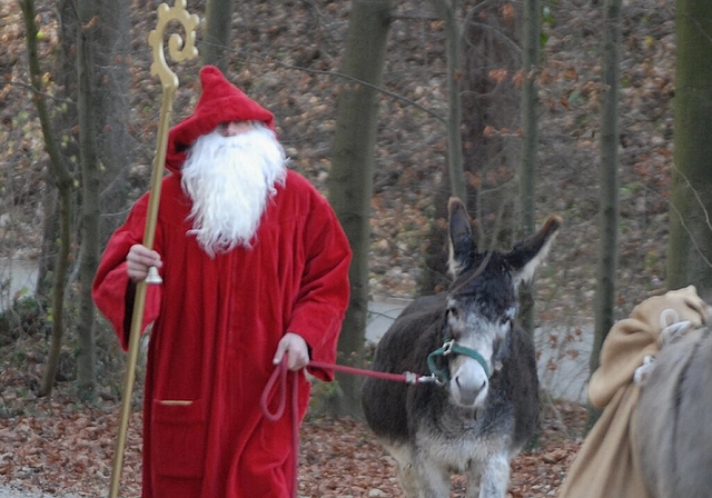 Erfreut die Kinder: Der Samichlaus mit dem Esel. Foto: Archiv/Walter Schwager
