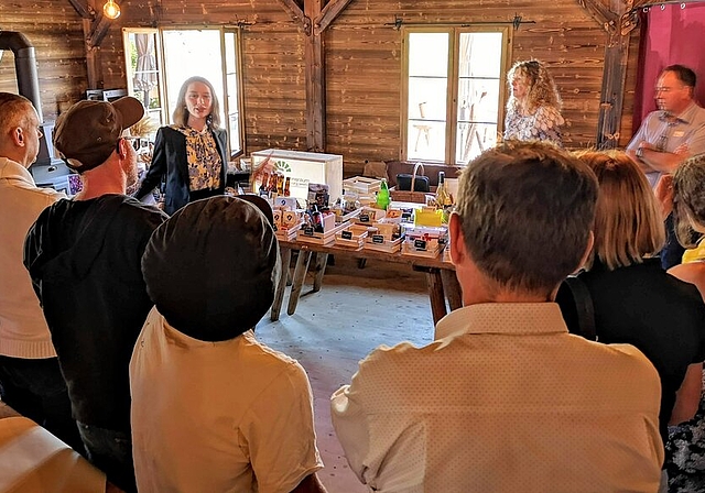<em>Vielfalt überall:</em> Christina Bachmann-Roth präsentiert am Vernetzungsanlass «Innovative Genussregion» den Teilnehmern die Kistchen mit den regionalen Produkten. Foto: Fritz Thut