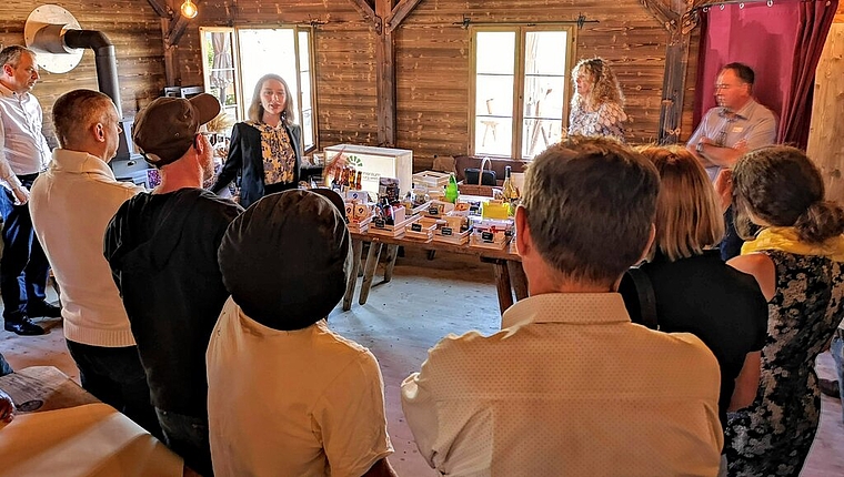 <em>Vielfalt überall:</em> Christina Bachmann-Roth präsentiert am Vernetzungsanlass «Innovative Genussregion» den Teilnehmern die Kistchen mit den regionalen Produkten. Foto: Fritz Thut
