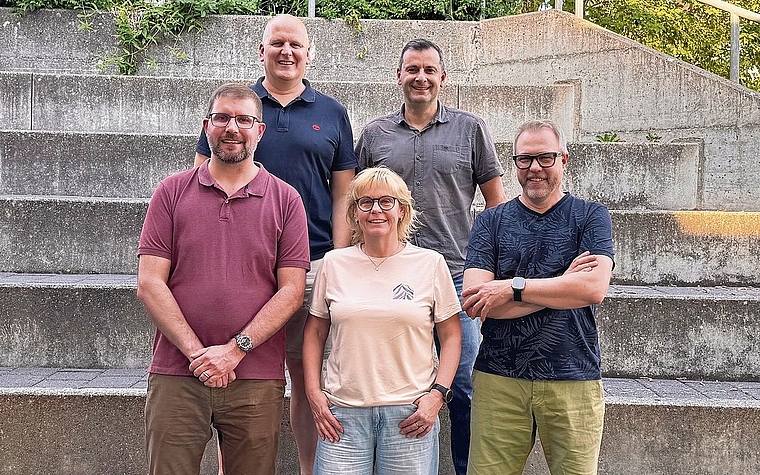 Die Kulturkommission Bettwil: Stephan Amstad, Marc Evangelista (hinten), Michel Schmutz, Luzia Keusch und Beat Baumgartner (vorne).Foto: Verena Schmidtke