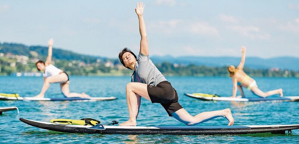 Auch auf dem Hallwilersee immer beliebter und auch Basis für zusätzliche Aktivitäten: Stand-Up-Paddling-Sportler, hier bei einer Yoga-Lektion vor dem Schwimmbad Seerose.  Foto: Sandra Ardizzone
