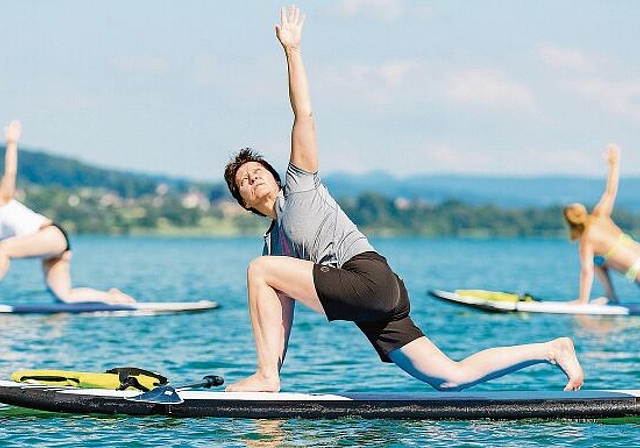 Auch auf dem Hallwilersee immer beliebter und auch Basis für zusätzliche Aktivitäten: Stand-Up-Paddling-Sportler, hier bei einer Yoga-Lektion vor dem Schwimmbad Seerose.  Foto: Sandra Ardizzone
